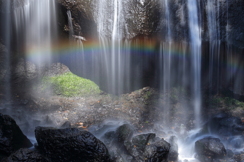 虹かかる滝