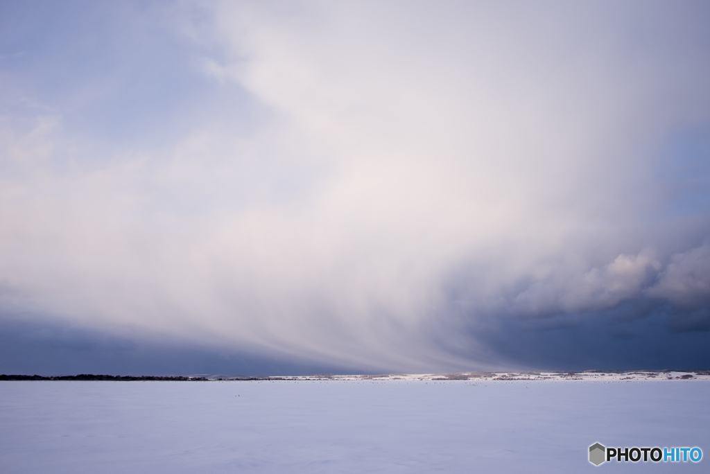 舞い上がる雪雲