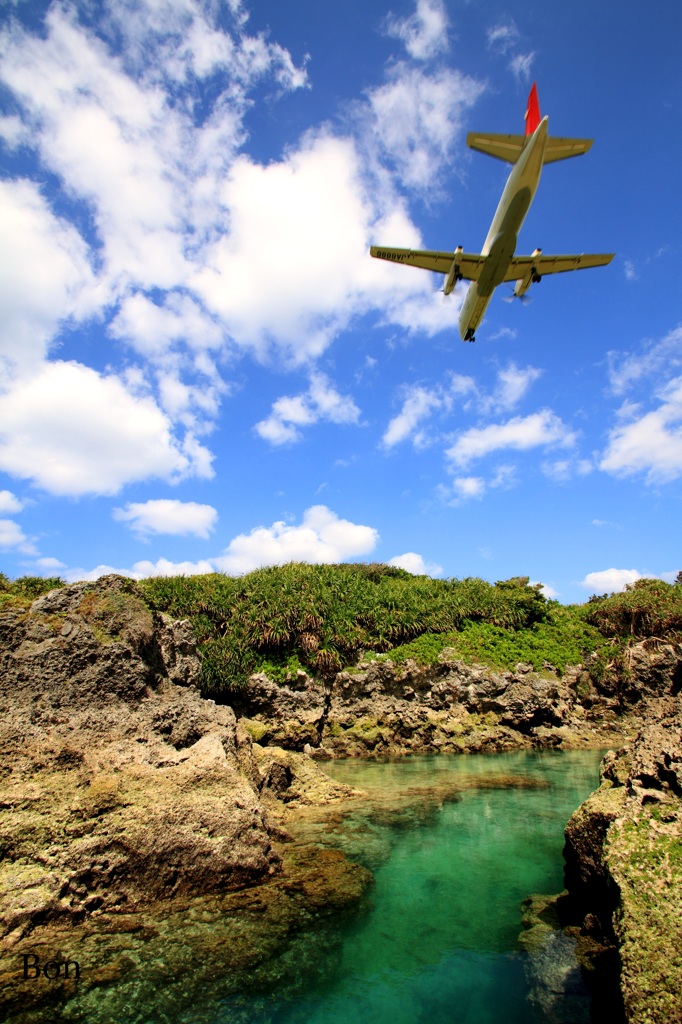 エメラルドグリーンの海と青空