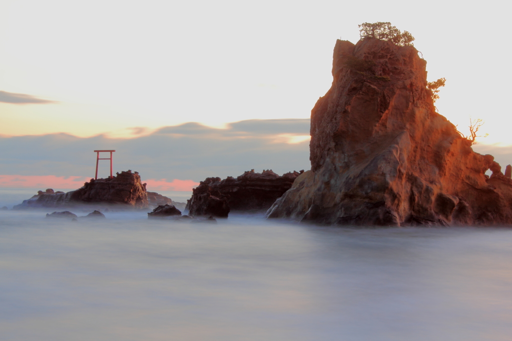 波立海岸の弁天島