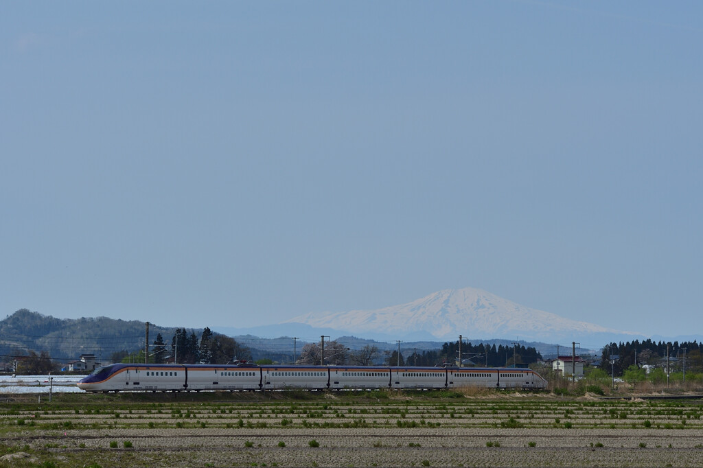 鳥海山とE8系