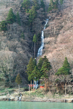 春の白糸の滝