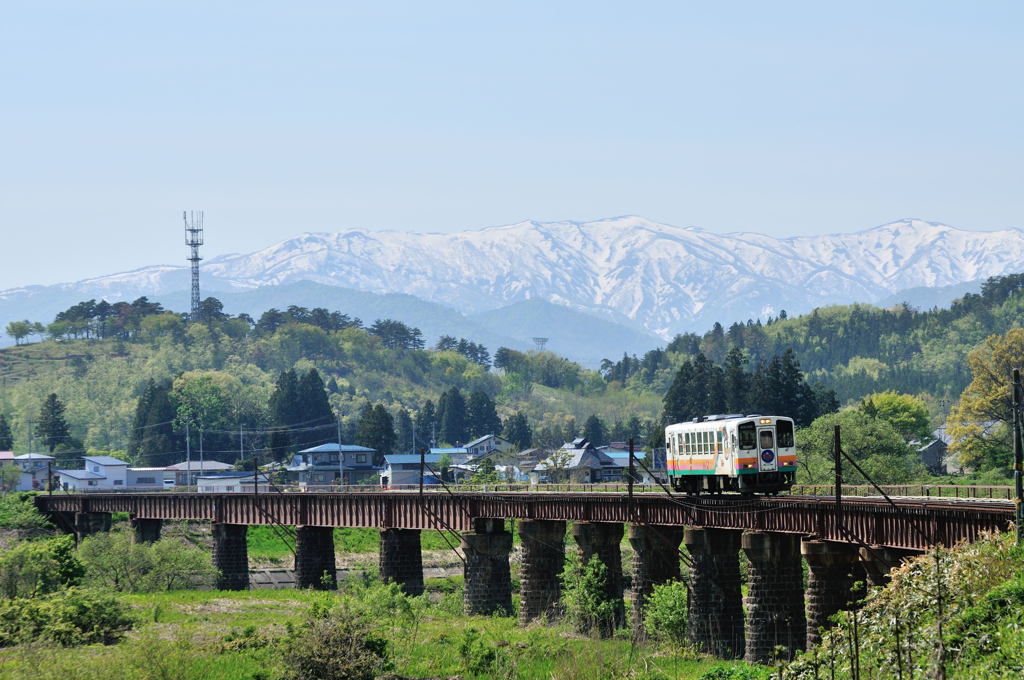 新緑と朝日連峰　山形鉄道
