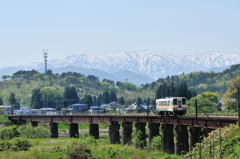 新緑と朝日連峰　山形鉄道