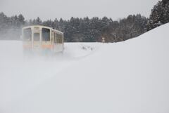 雪煙が舞って