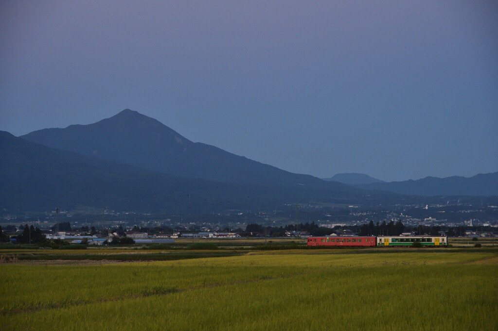 磐梯山と只見線の秋