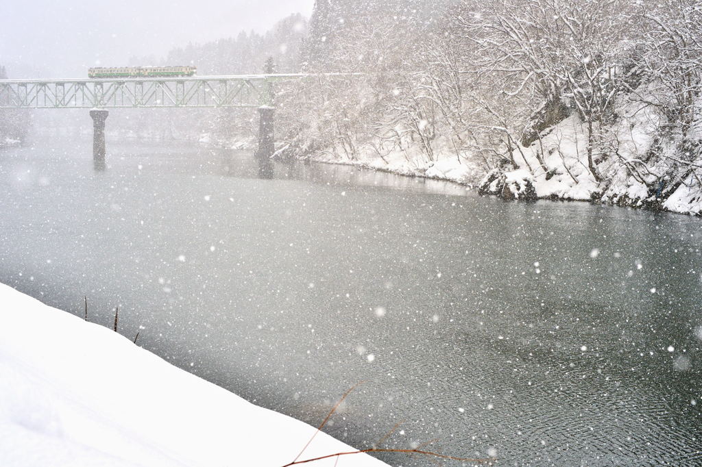 吹雪く第二橋梁