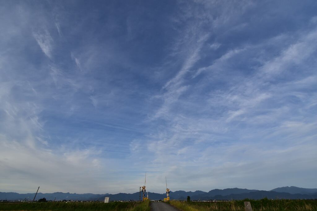 踏切の向こうの空