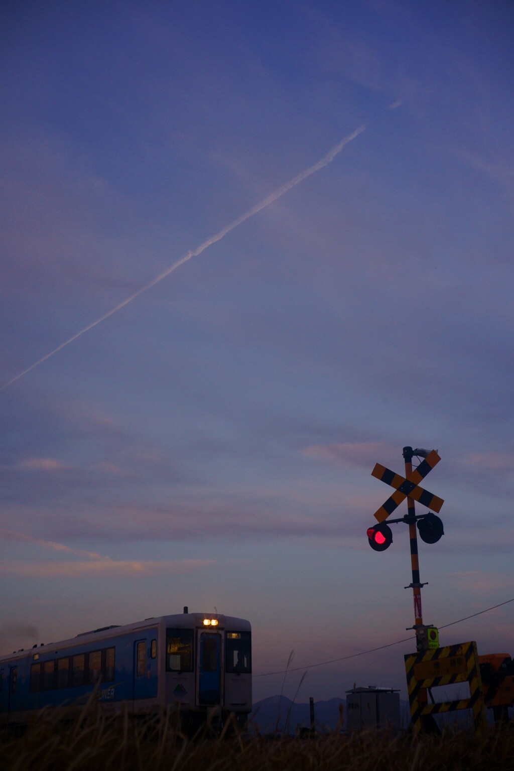 春の夕空