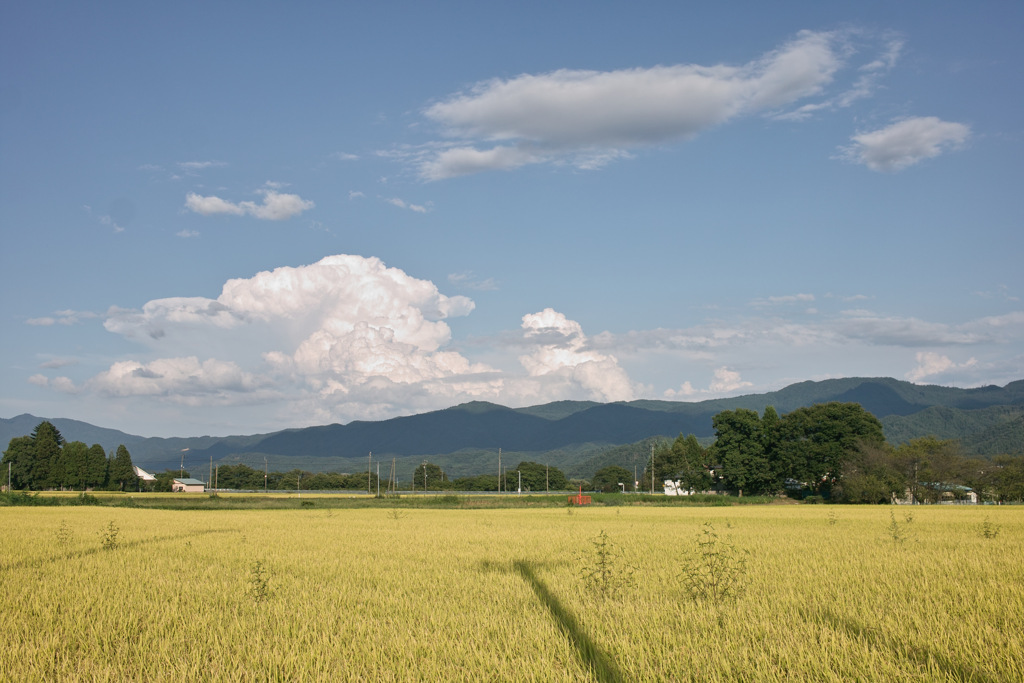 入道雲のある秋景色