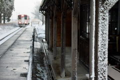 吹雪いた後の羽前成田駅