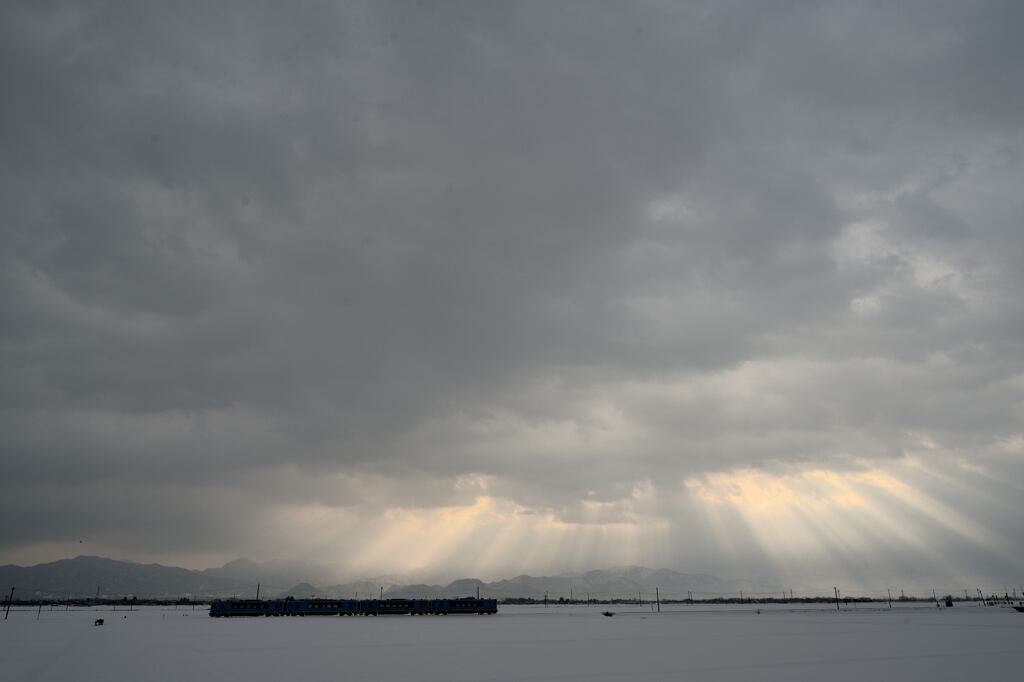 雲に隠れた春