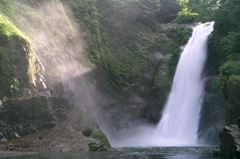 水煙る秋保大滝