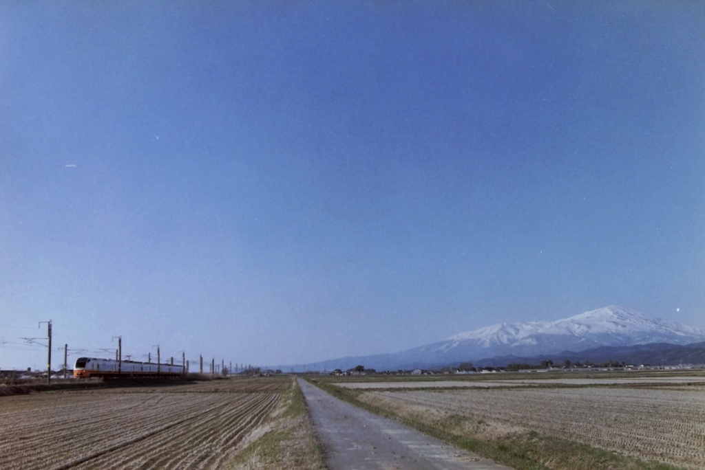 青空と鳥海山といなほ