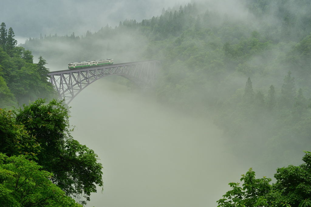 梅雨の川霧