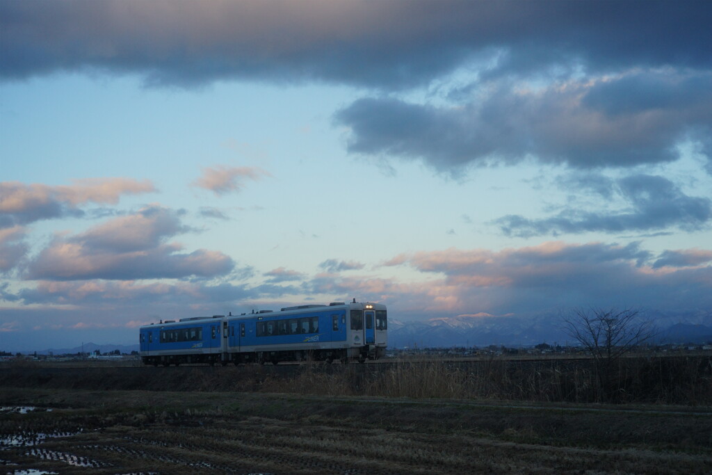 向こうの山の雪