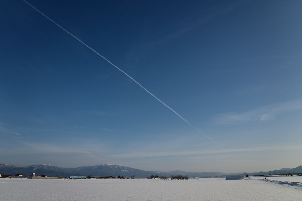 春の飛行機雲