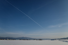 春の飛行機雲