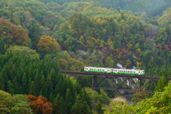 滝谷川を渡る