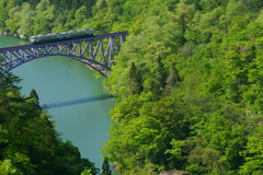 新緑の橋梁
