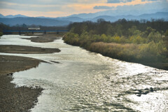 輝く川面