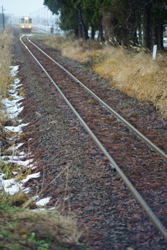 ちらほら雪の鉄路