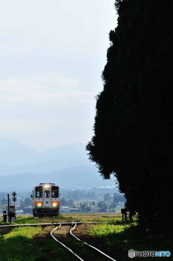 蚕桑駅に入る　山形鉄道