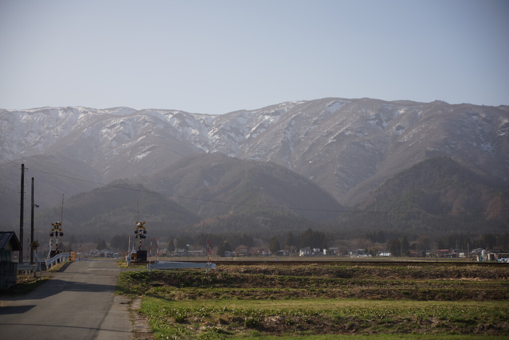 踏切のある風景・春霞