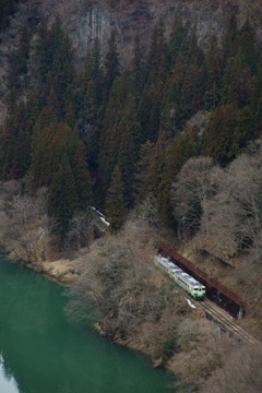 只見川に沿って