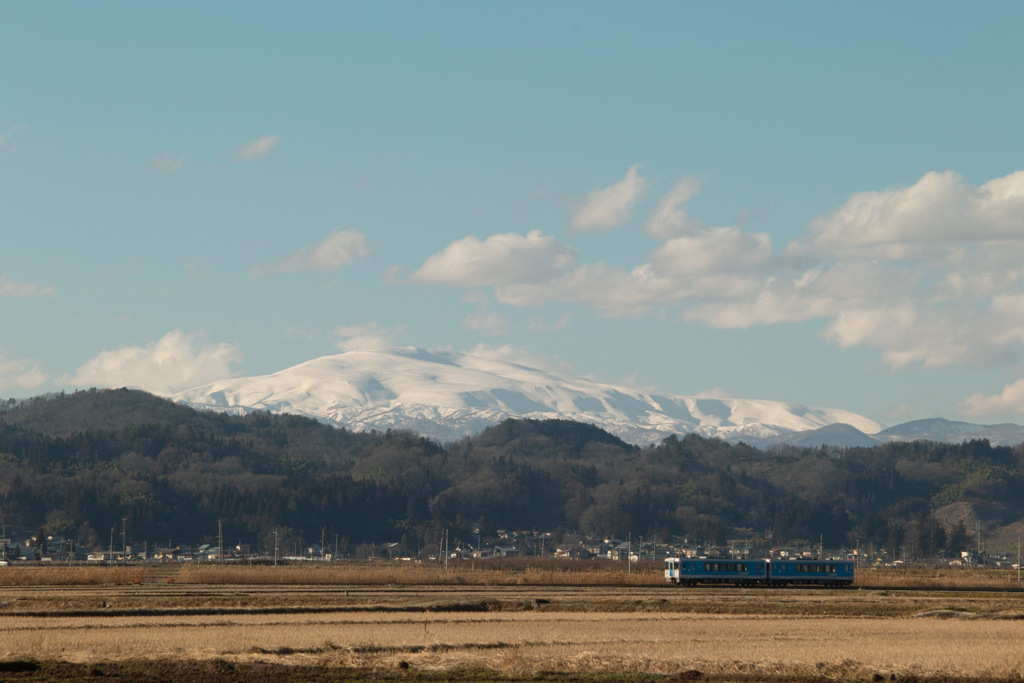 春の月山