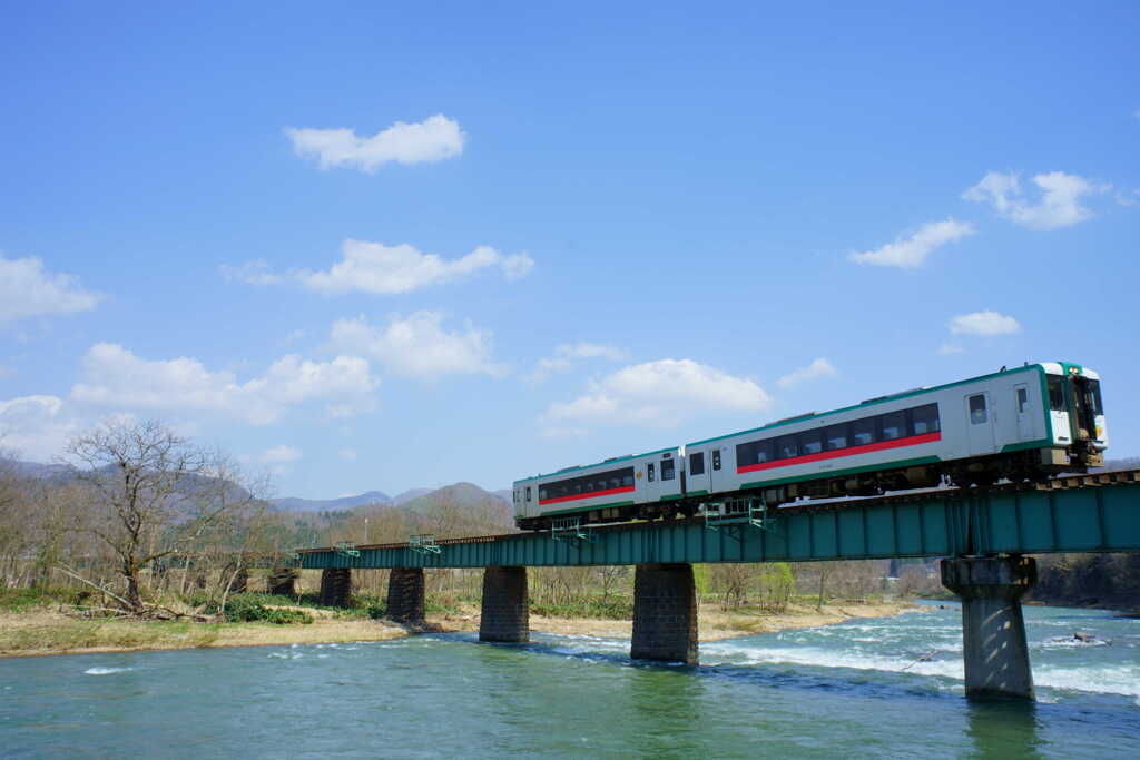 春の小国川を渡る