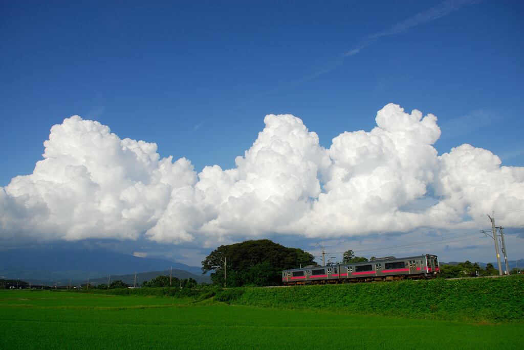 入道雲と緑の田んぼ