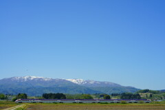 残雪と新幹線