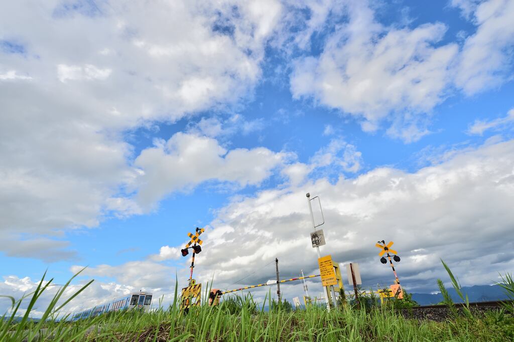 踏切と青空