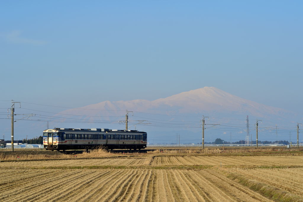 早春の鳥海山