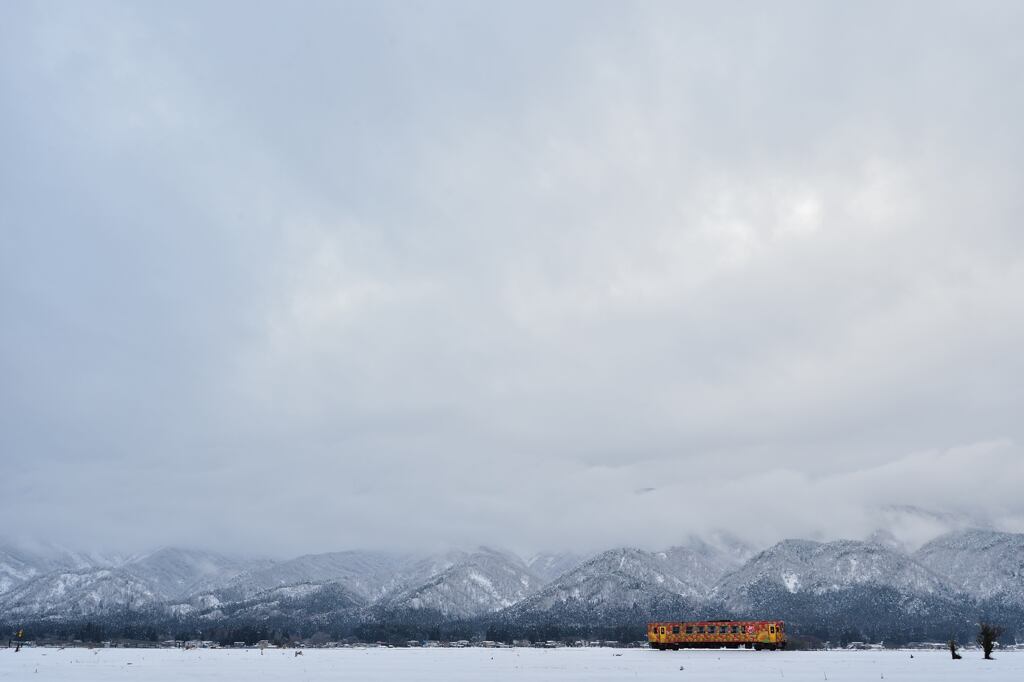 冬の空と山