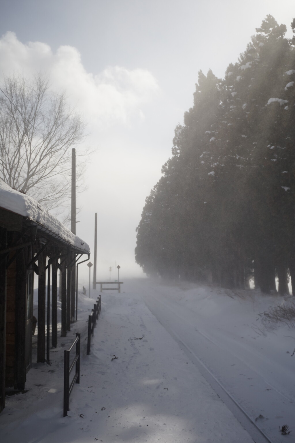 地吹雪迫るホーム