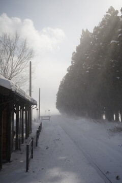 地吹雪迫るホーム
