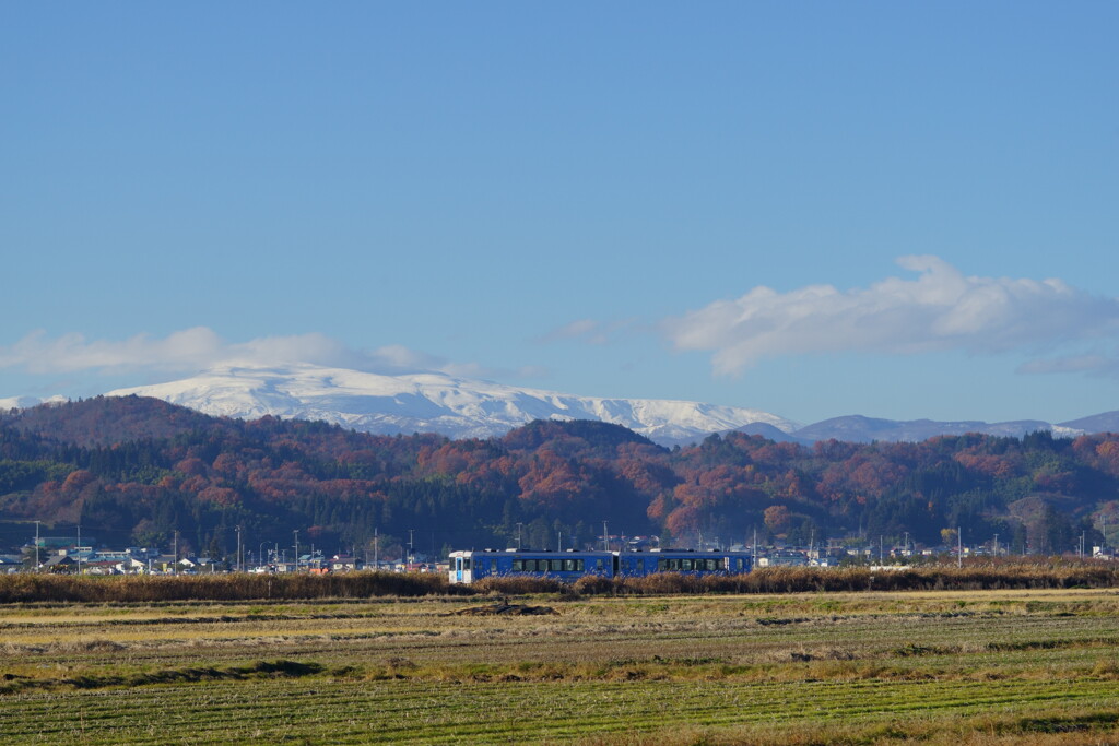 月山の雪を眺めて