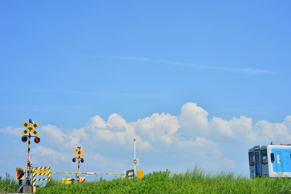 堺踏切と夏雲