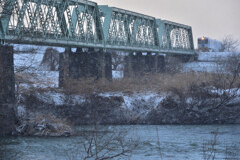 冬の最上川を渡る