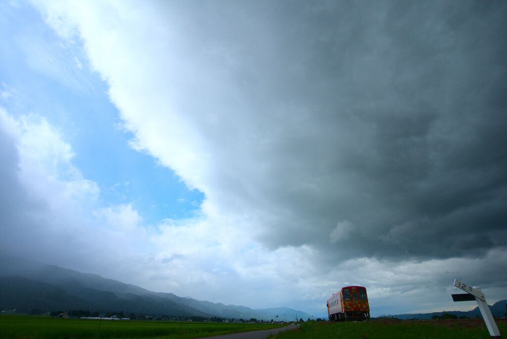 気温33℃の曇り空