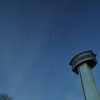 夜空に聳える
