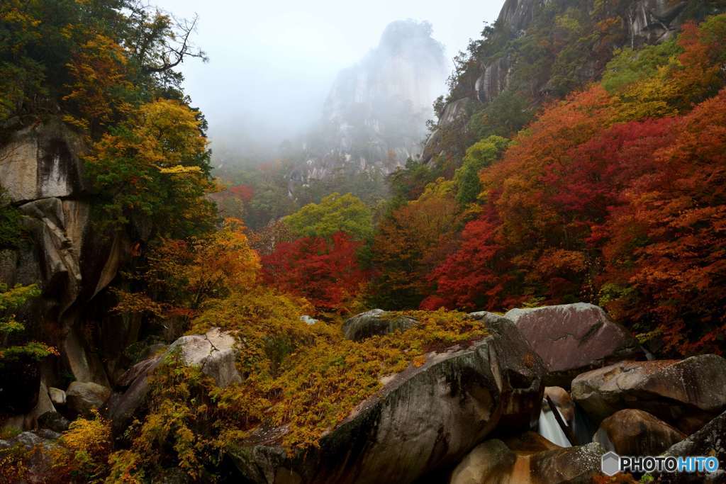 雨に煙る覚円峰