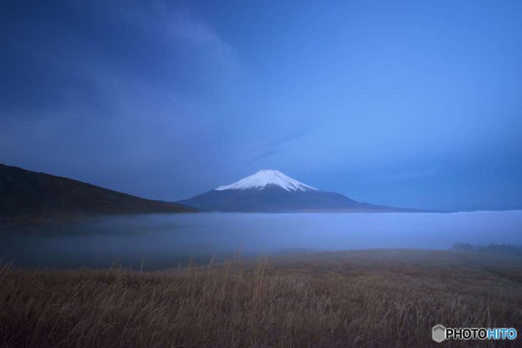 雲海に聳える