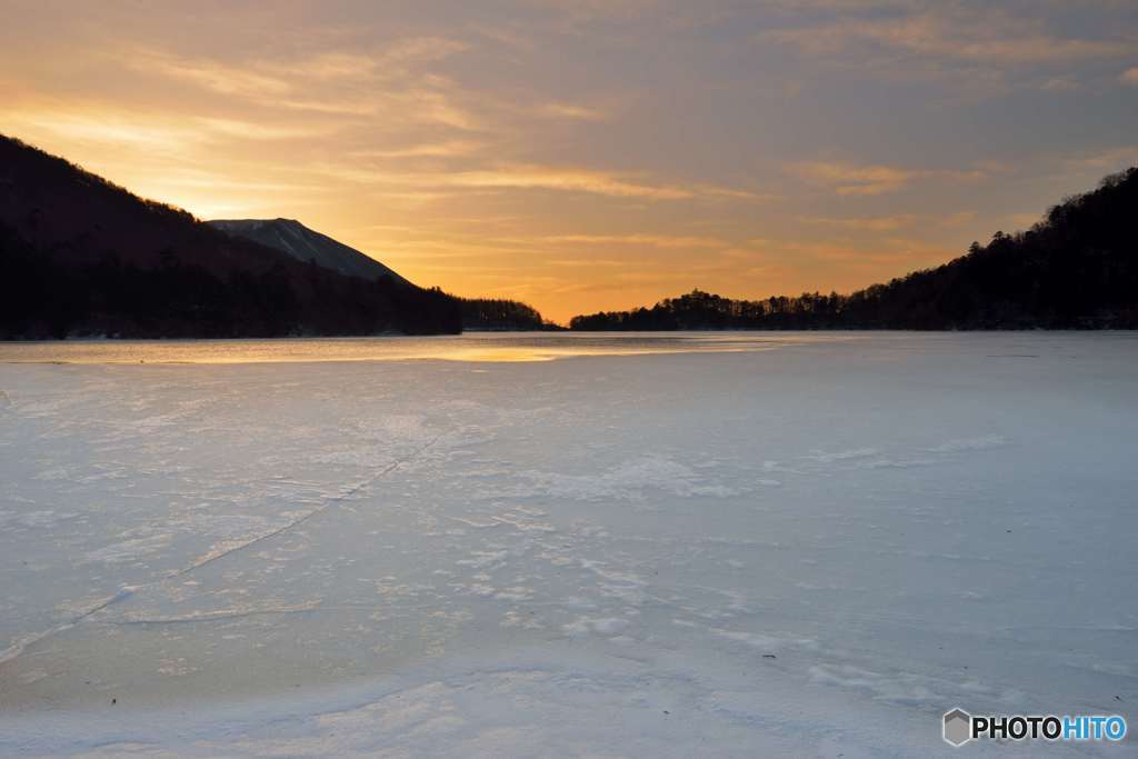 朝焼けと氷の湖