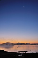 月の朝、毛嵐の湖