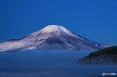 朝霞に浮かぶ