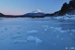 結氷の精進湖