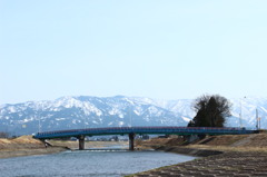 橋の向こうに見える山